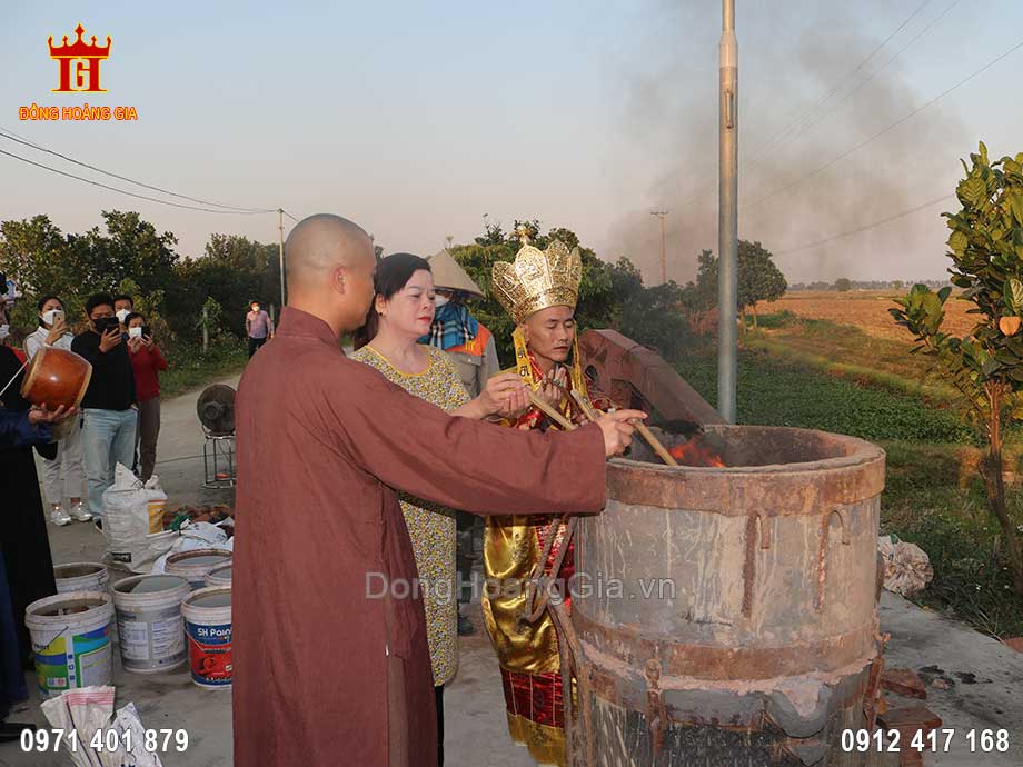 Sư Thầy tại chùa tiến hành làm lễ khi nấu chảy đồng